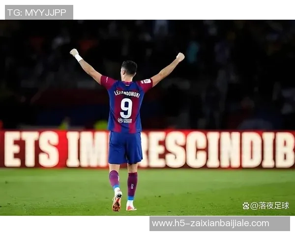 莱万转投巴萨引发拜仁球迷愤怒指责其忘恩负义情绪高涨